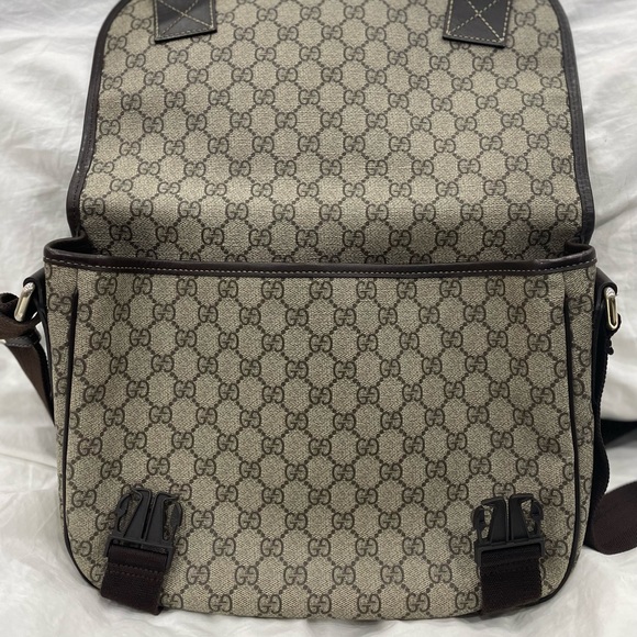 GUCCI BROWN GG SUPREME MESSENGER BAG - Picture 10 of 10